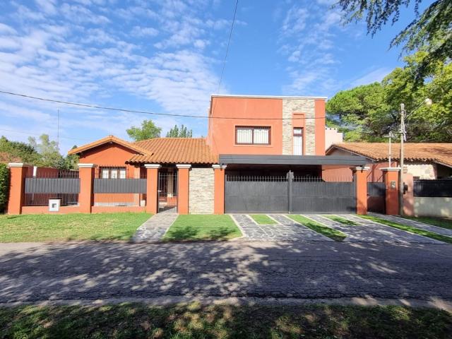 Venta de espectacular Casa 5 o mas ambientes en La Plata Villa Elisa