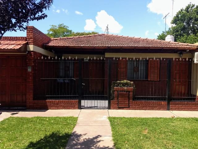 Venta de espectacular Casa 5 o mas ambientes en La Plata Los Hornos