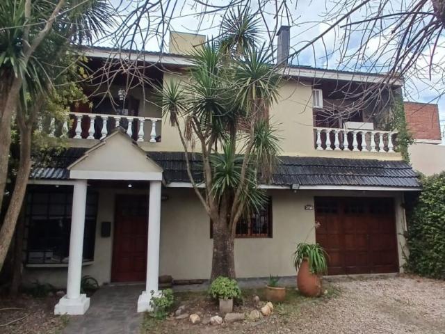 Venta de espectacular Casa 5 o mas ambientes en La Plata Manuel B Gonnet
