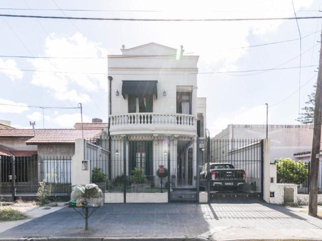 Venta de espectacular Casa 5 o mas ambientes en Lanús Remedios de Escalada