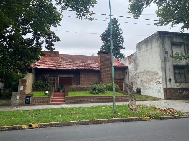 Venta de espectacular Casa 5 o mas ambientes en Lomas de Zamora