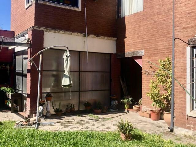 Venta de espectacular Casa 5 o mas ambientes en Llambi Campbell