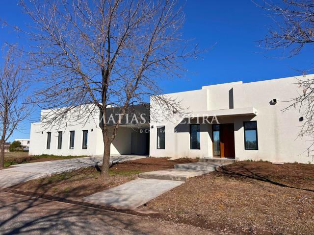 Venta de espectacular Casa 5 o mas ambientes en Luján