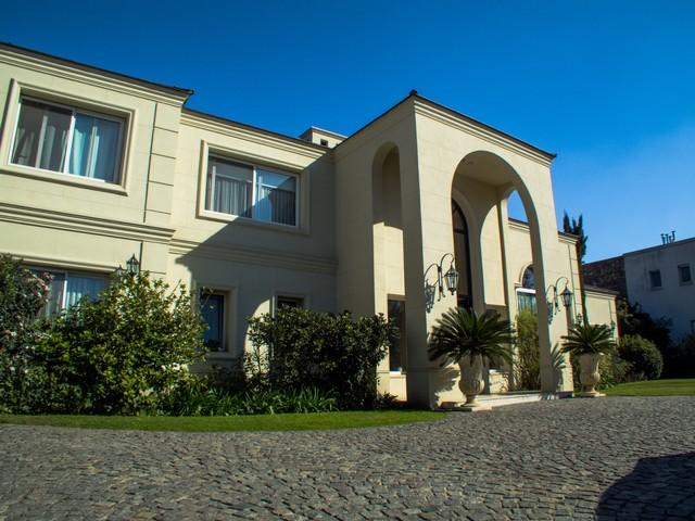 Venta de espectacular Casa 5 o mas ambientes en Malvinas Argentinas
