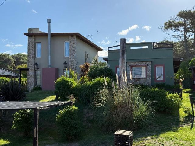 Venta de espectacular Casa 5 o mas ambientes en Mar Azul
