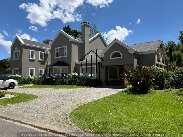 Venta de espectacular Casa 5 o mas ambientes en Moreno