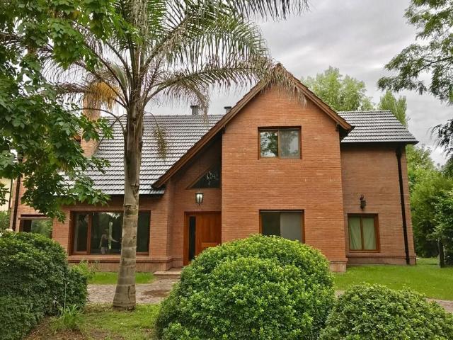 Venta de espectacular Casa 5 o mas ambientes en Moreno