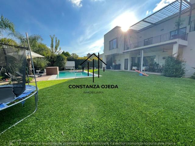 Venta de espectacular Casa 5 o mas ambientes en Moreno