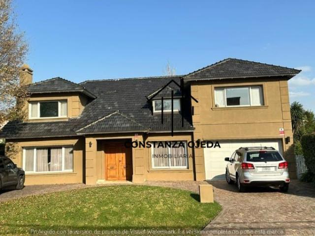 Venta de espectacular Casa 5 o mas ambientes en Moreno