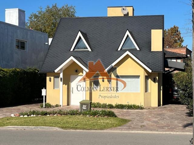 Venta de espectacular Casa 5 o mas ambientes en Moreno