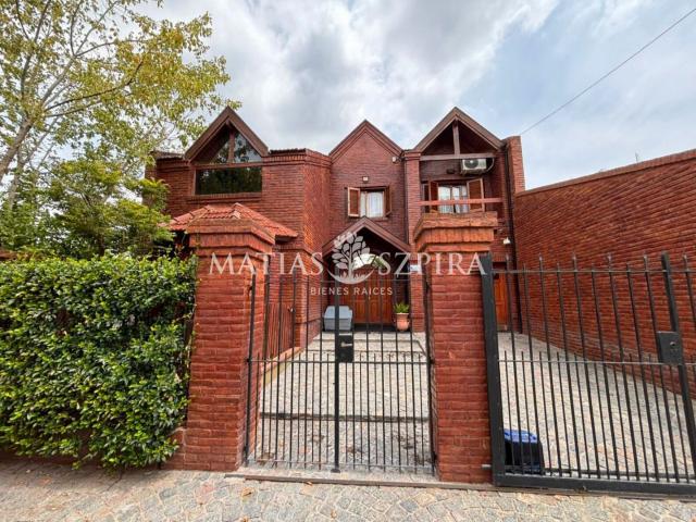 Venta de espectacular Casa 5 o mas ambientes en Moreno