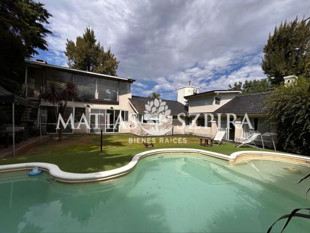 Venta de espectacular Casa 5 o mas ambientes en Moreno