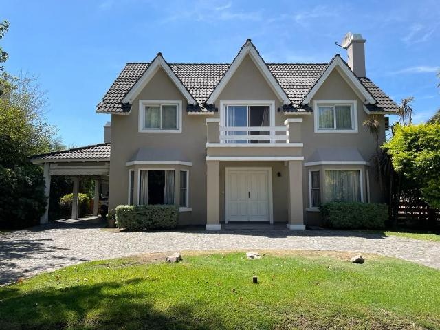 Venta de espectacular Casa 5 o mas ambientes en Moreno