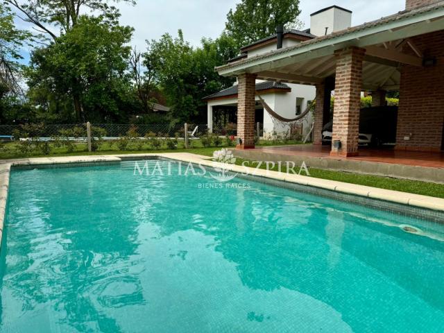Venta de espectacular Casa 5 o mas ambientes en Moreno