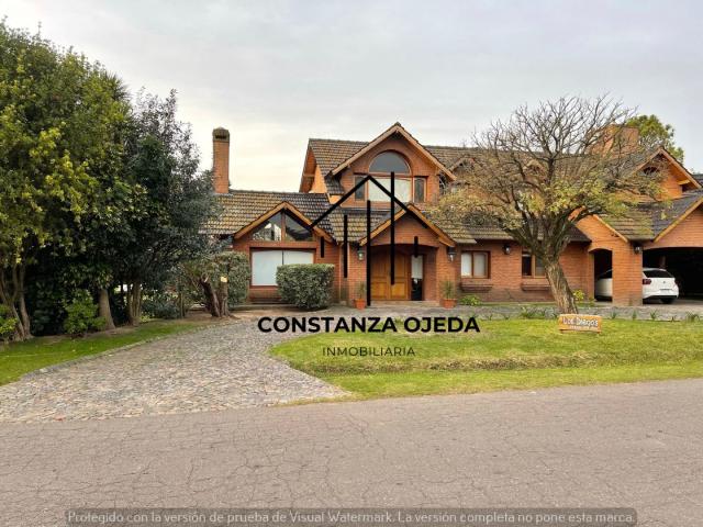 Venta de espectacular Casa 5 o mas ambientes en Moreno