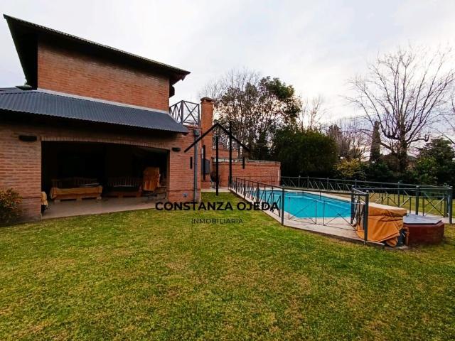 Venta de espectacular Casa 5 o mas ambientes en Moreno