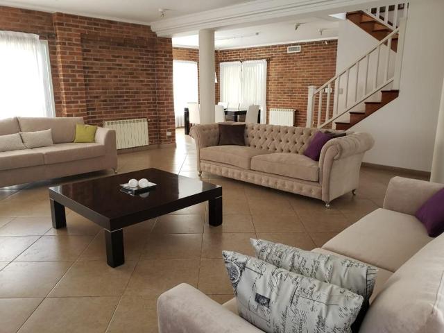 Venta de espectacular Casa 5 o mas ambientes en Moreno