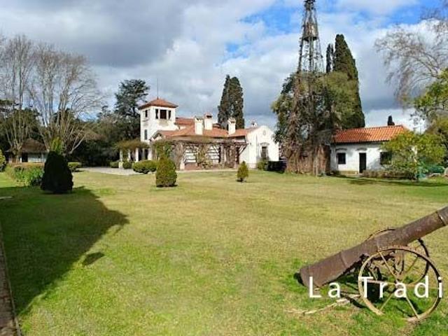 Venta de espectacular Casa 5 o mas ambientes en Moreno