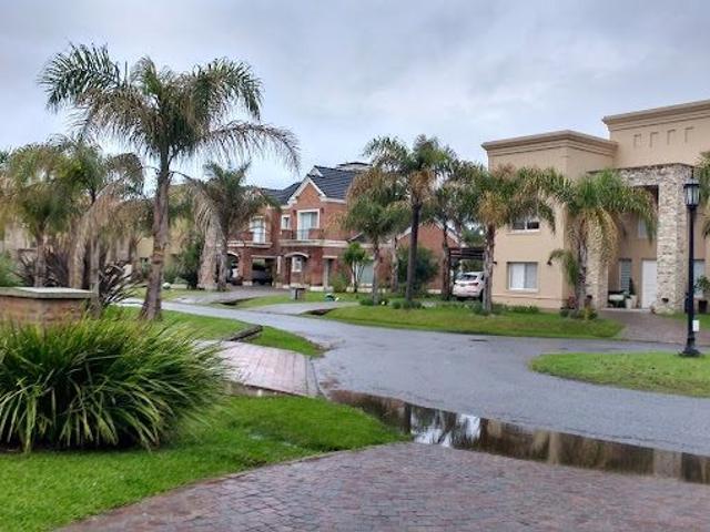 Venta de espectacular Casa 5 o mas ambientes en Moreno