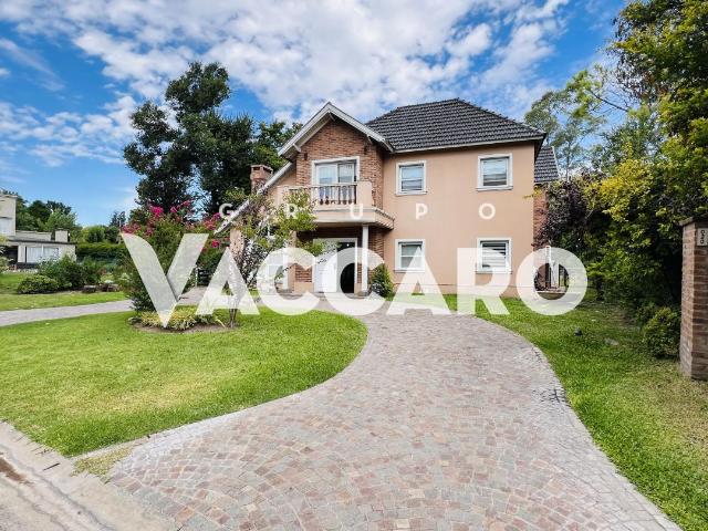 Venta de espectacular Casa 5 o mas ambientes en Moreno