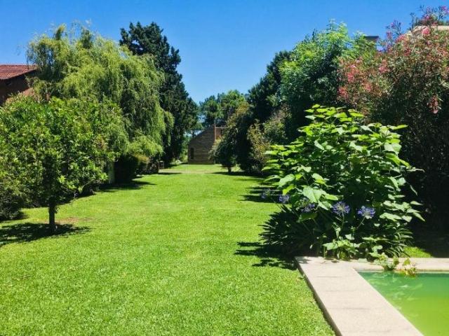 Venta de espectacular Casa 5 o mas ambientes en Moreno