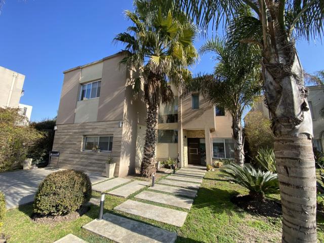 Venta de espectacular Casa 5 o mas ambientes en Moreno