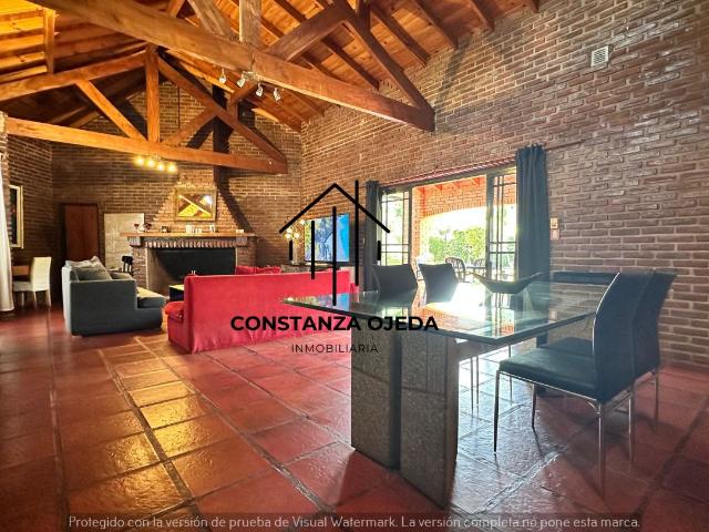 Venta de espectacular Casa 5 o mas ambientes en Moreno