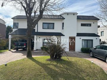 Venta de espectacular Casa 5 o mas ambientes en Moreno