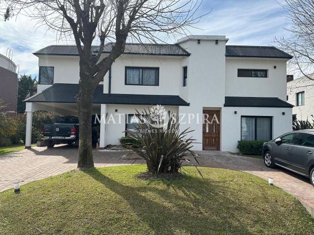 Venta de espectacular Casa 5 o mas ambientes en Moreno