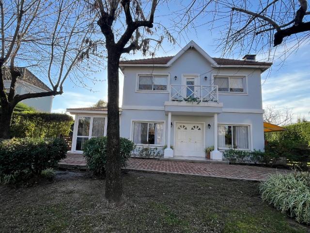 Venta de espectacular Casa 5 o mas ambientes en Moreno
