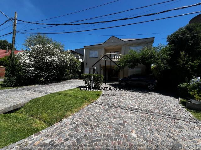 Venta de espectacular Casa 5 o mas ambientes en Moreno