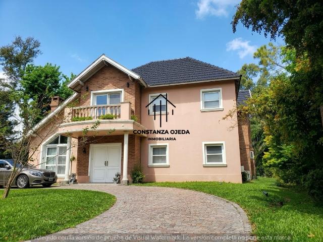 Venta de espectacular Casa 5 o mas ambientes en Moreno