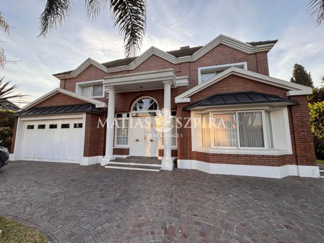 Venta de espectacular Casa 5 o mas ambientes en Moreno