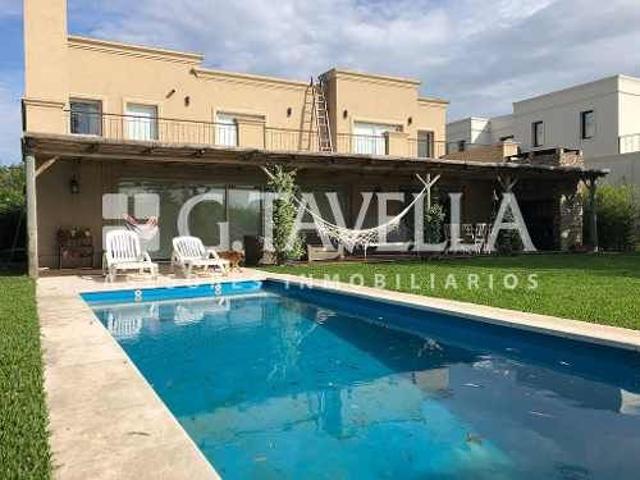 Venta de espectacular Casa 5 o mas ambientes en Moreno