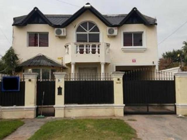 Venta de espectacular Casa 5 o mas ambientes en Moreno