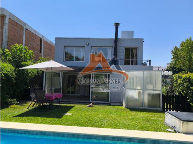 Venta de espectacular Casa 5 o mas ambientes en Moreno