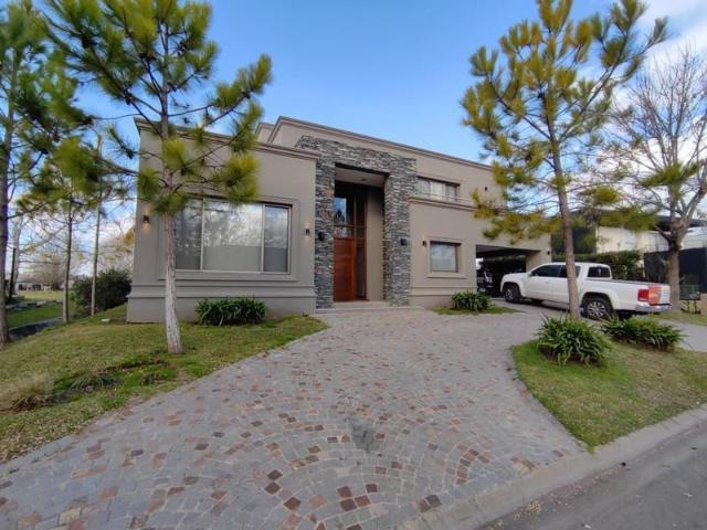 Venta de espectacular Casa 5 o mas ambientes en Moreno Francisco Alvarez