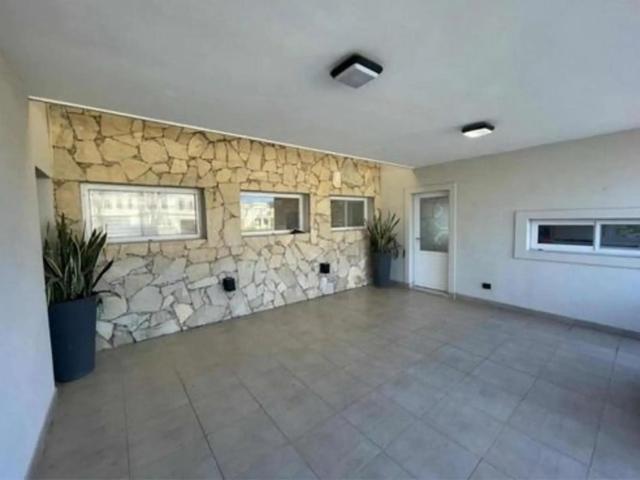 Venta de espectacular Casa 5 o mas ambientes en Moreno Francisco Alvarez