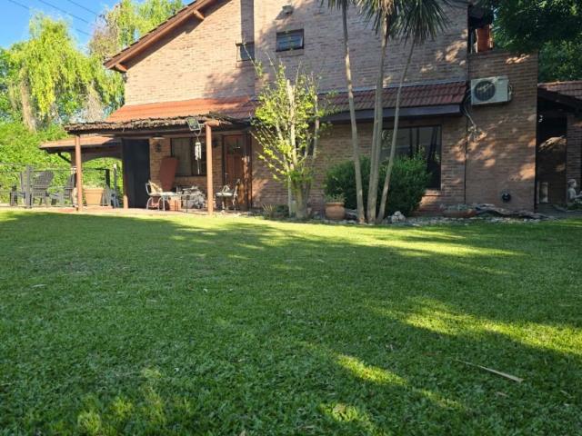 Venta de espectacular Casa 5 o mas ambientes en Moreno Francisco Alvarez