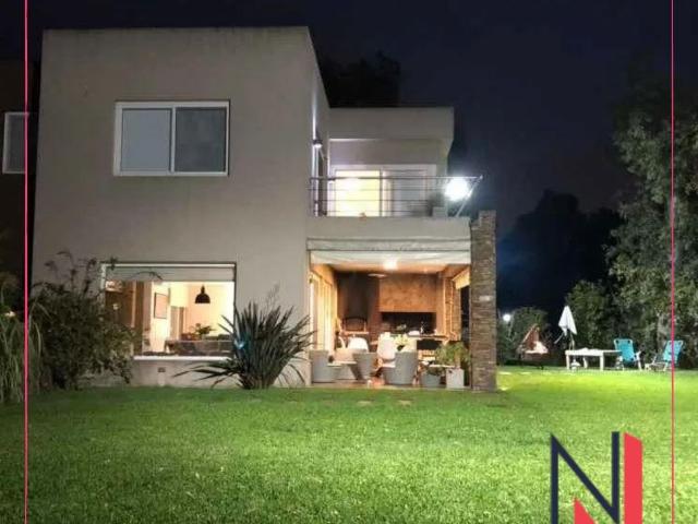 Venta de espectacular Casa 5 o mas ambientes en Moreno Francisco Alvarez
