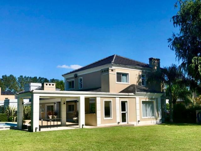 Venta de espectacular Casa 5 o mas ambientes en Moreno Francisco Alvarez