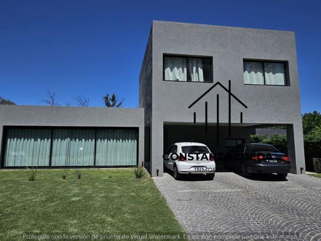 Venta de espectacular Casa 5 o mas ambientes en Moreno La Reja