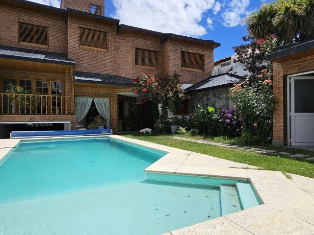 Venta de espectacular Casa 5 o mas ambientes en Neuquén