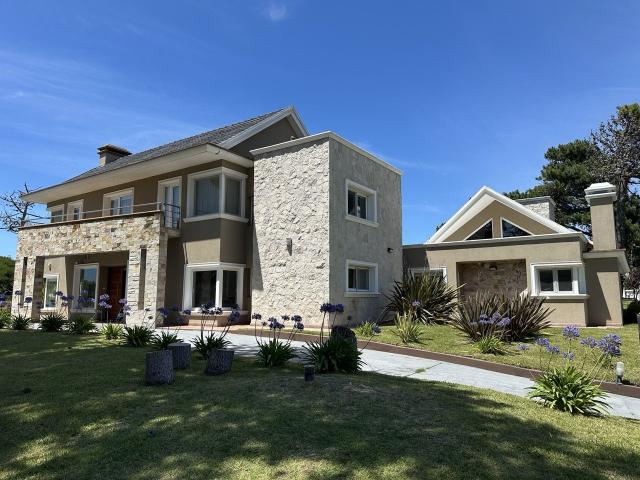 Venta de espectacular Casa 5 o mas ambientes en Pinamar