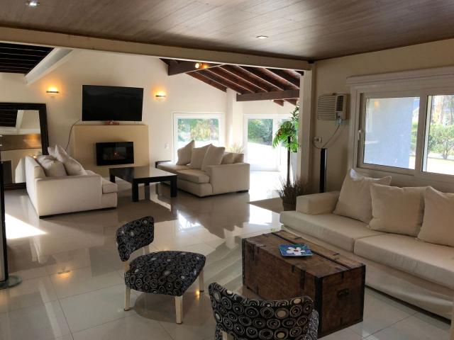 Venta de espectacular Casa 5 o mas ambientes en Pilar