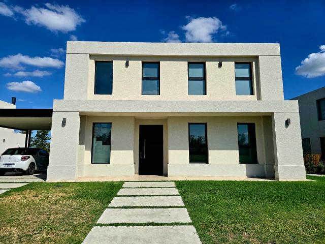 Venta de espectacular Casa 5 o mas ambientes en Pilar