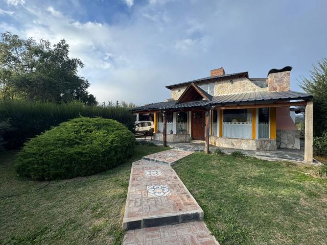 Venta de espectacular Casa 5 o mas ambientes en Potrero de los Funes