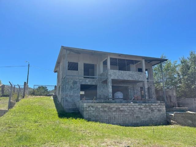 Venta de espectacular Casa 5 o mas ambientes en Potrero de los Funes