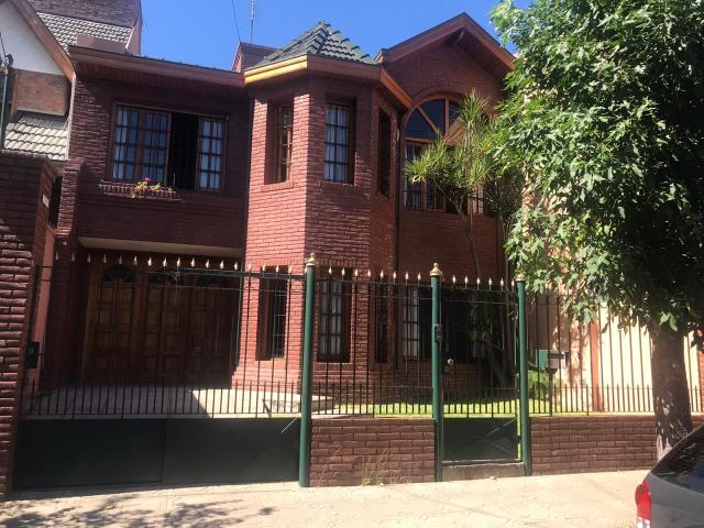 Venta de espectacular Casa 5 o mas ambientes en Quilmes