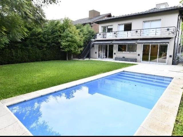 Venta de espectacular Casa 5 o mas ambientes en Quilmes